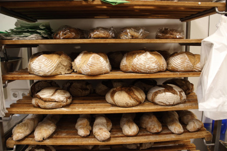 Brote im Regal, frisch gebacken ein Genuß