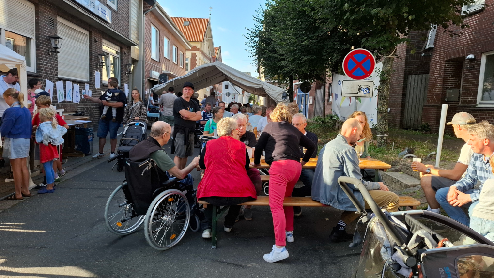 Überblick über viele feiernde aus der Strasse