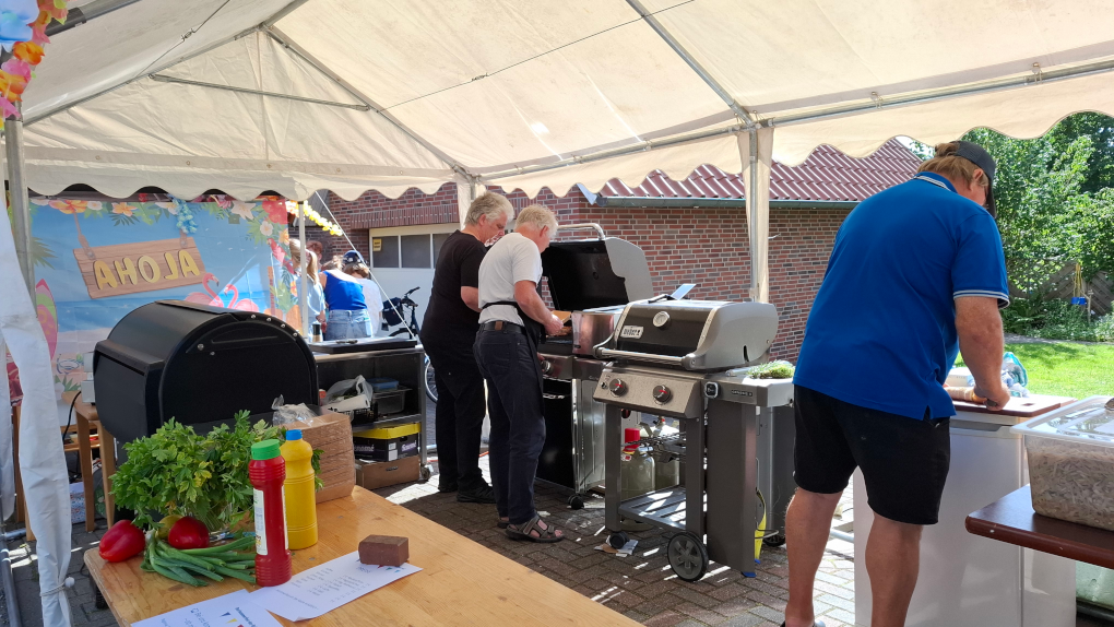 Mehrer große Gasgrills mit Grillmeistern davor. Für jedes Grillgut gibt es einen eigenen Grill