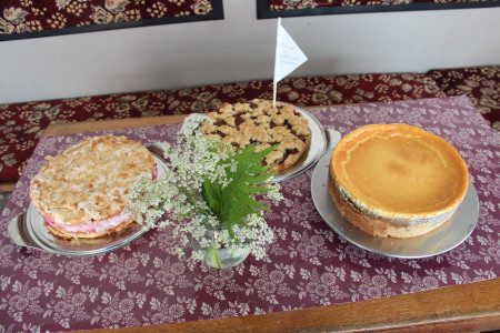 3 Kuchen auf einem Tisch